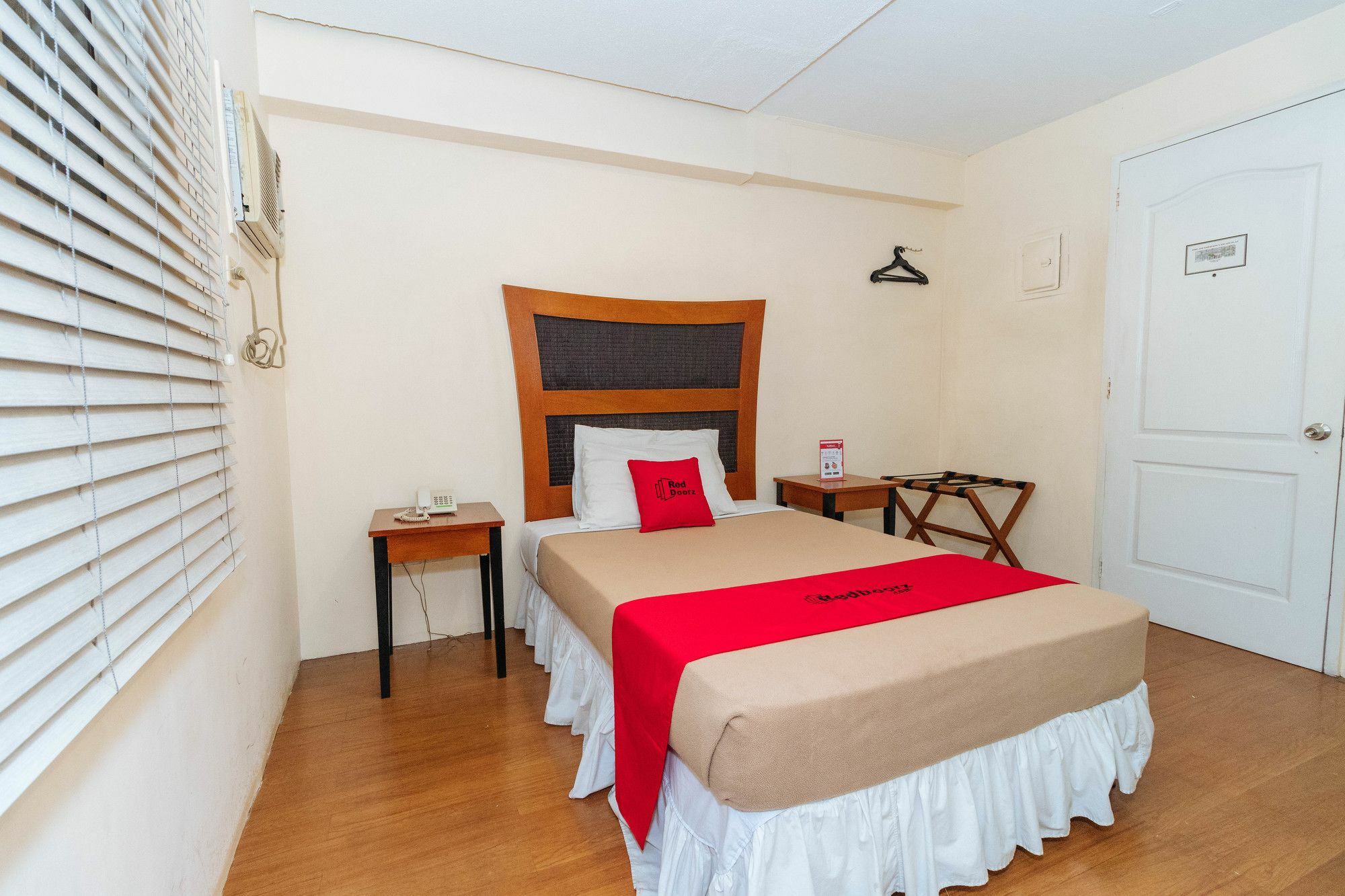 Reddoorz @ Amorsolo Makati Makati City Exterior foto