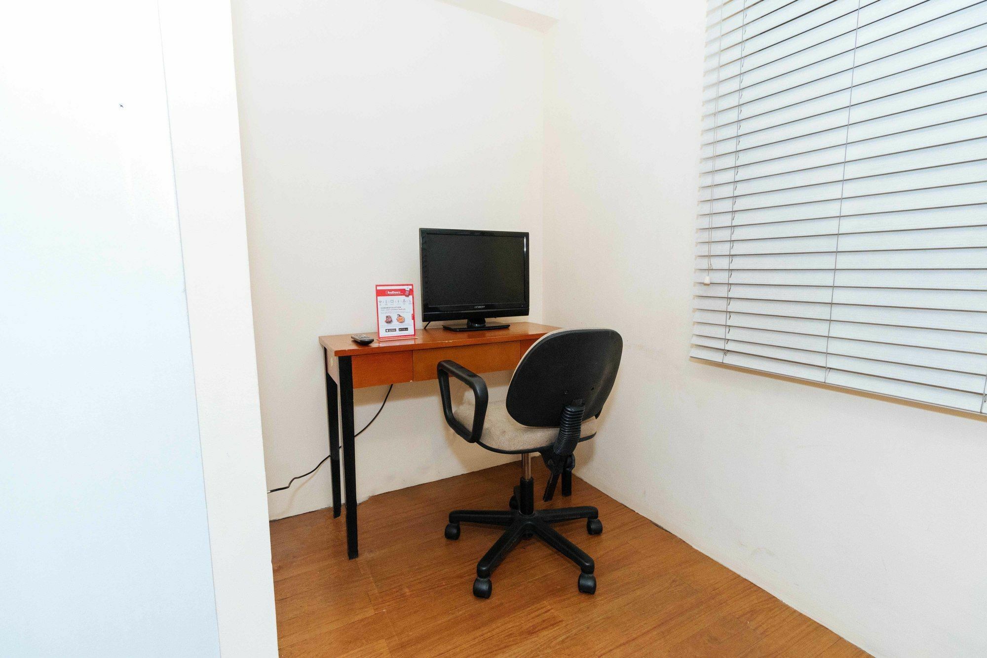 Reddoorz @ Amorsolo Makati Makati City Exterior foto