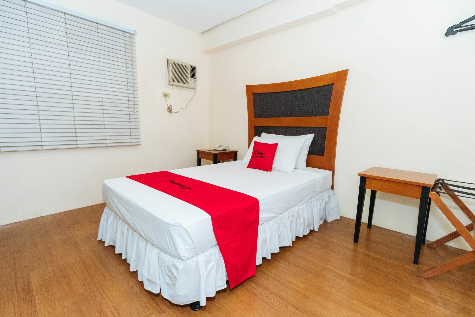 Reddoorz @ Amorsolo Makati Makati City Exterior foto