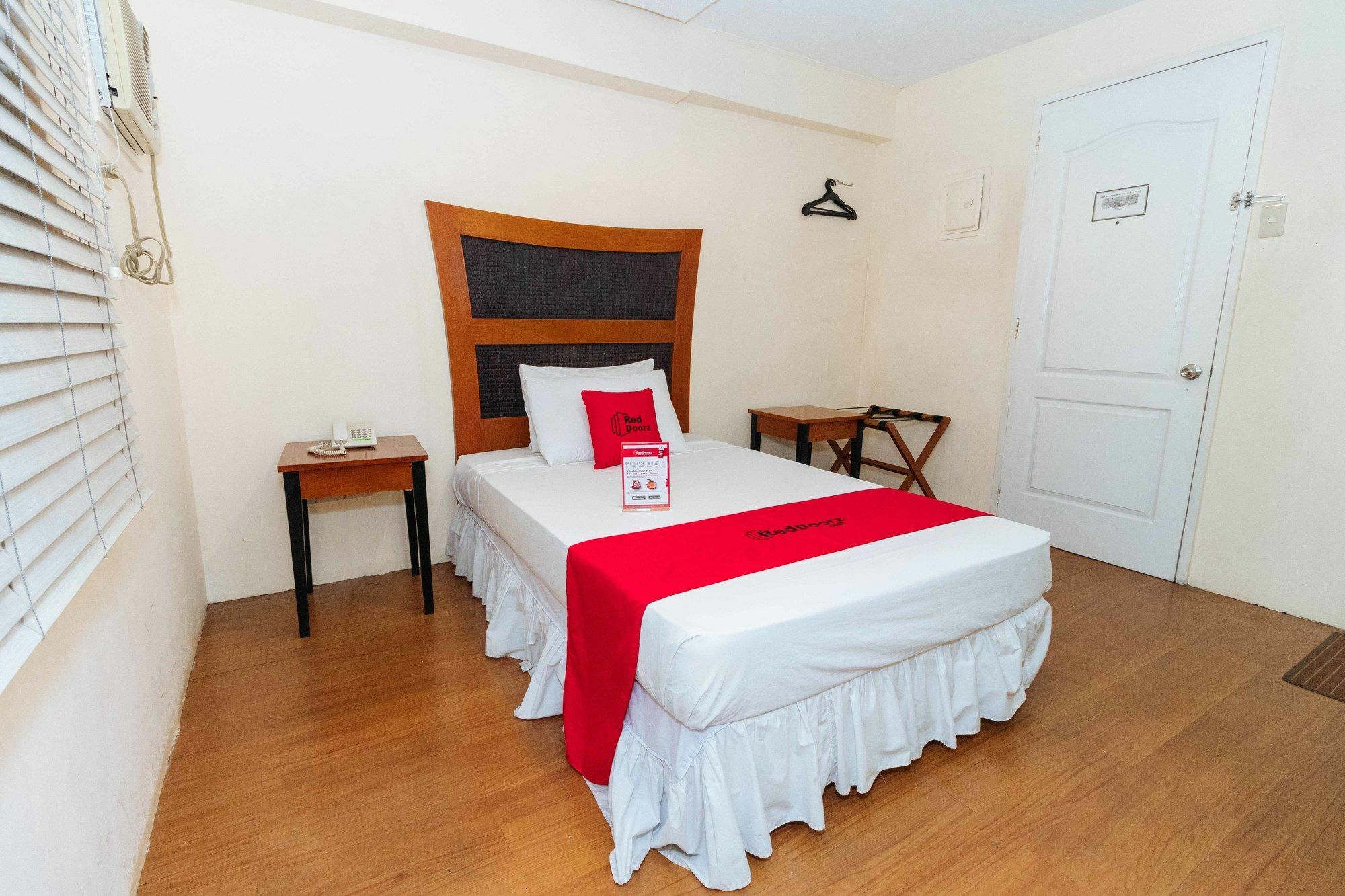 Reddoorz @ Amorsolo Makati Makati City Exterior foto