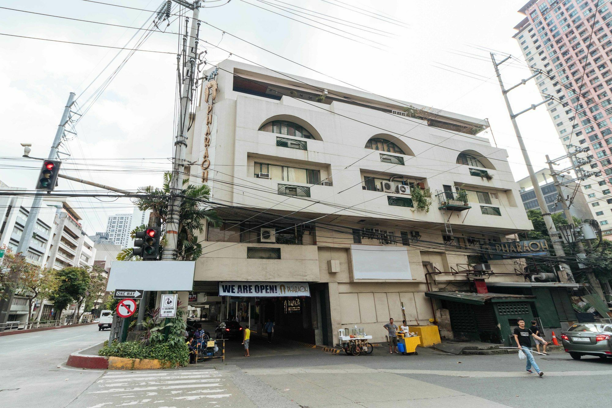 Reddoorz @ Amorsolo Makati Makati City Exterior foto