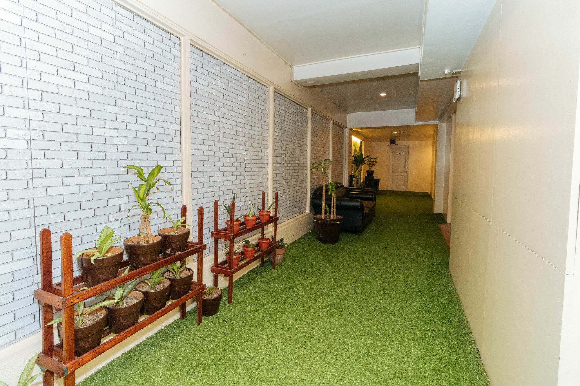 Reddoorz @ Amorsolo Makati Makati City Exterior foto